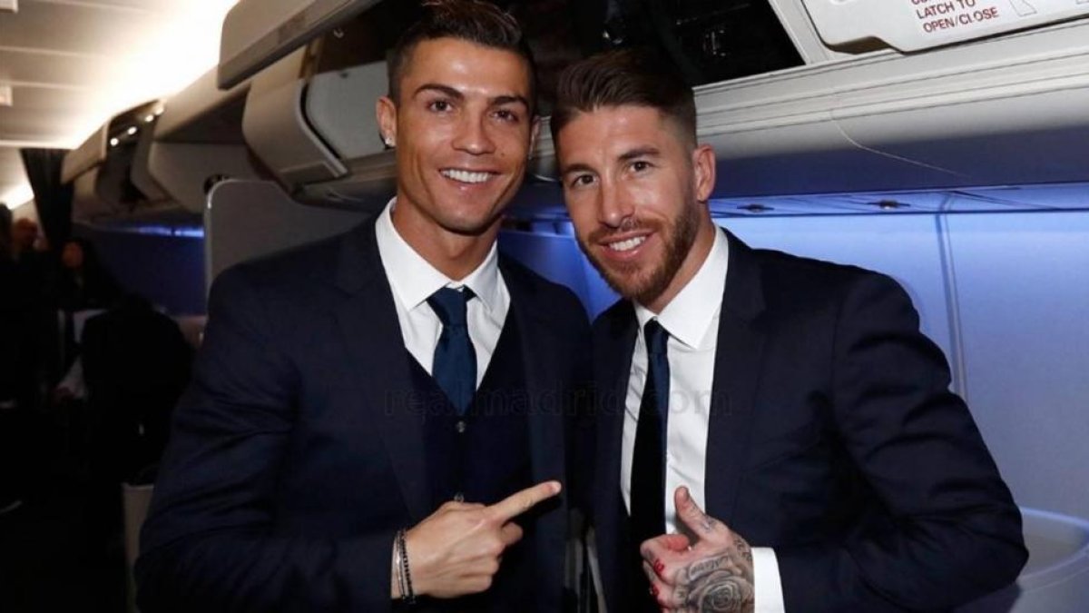 Ronaldo y Ramos, en el avión que trasladó al equipo blanco desde Madrid a Yokohama.-REAL MADRID / HELIOS DE LA RUBIA