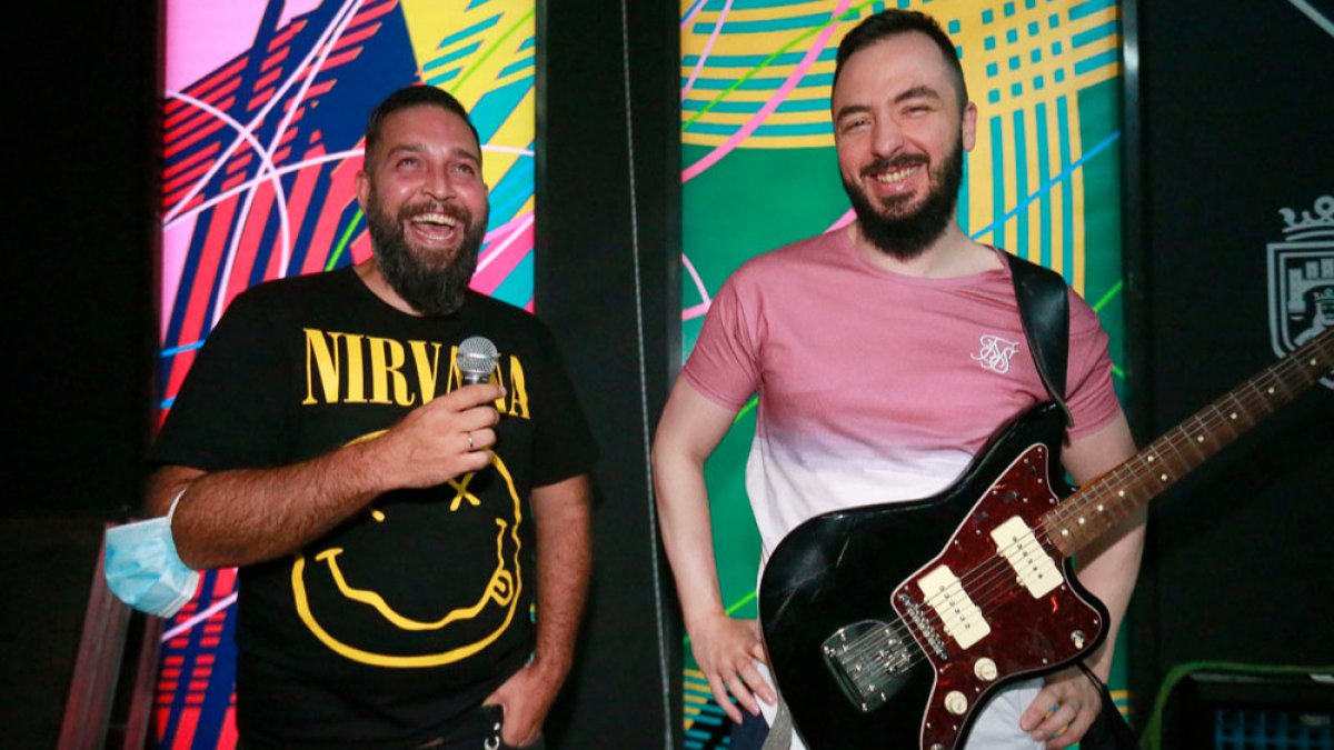 Santiago Macho (Cholo) y Javier Contreras (Contre), actuales gestores de la sala Andén 56. RAÚL G. OCHOA