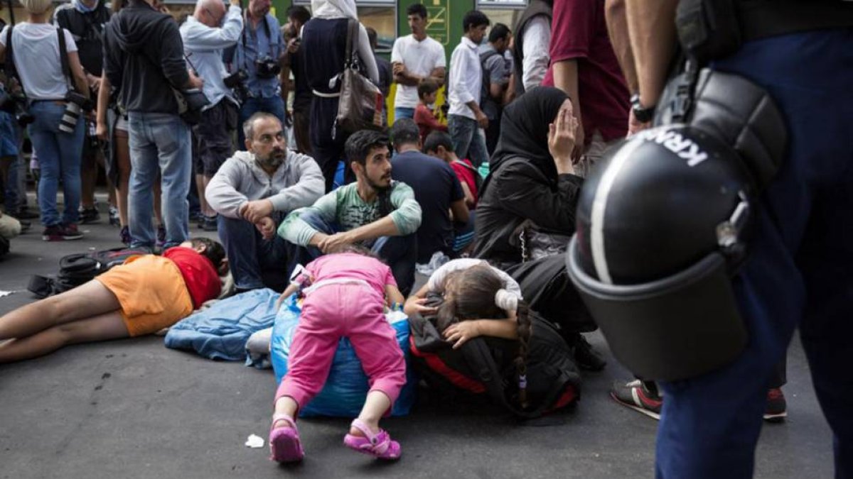 Un grupo de refugiados espera en la estación de tren de Keleti, Budapest, en Hungría.-ALBERTO DI LOLLI