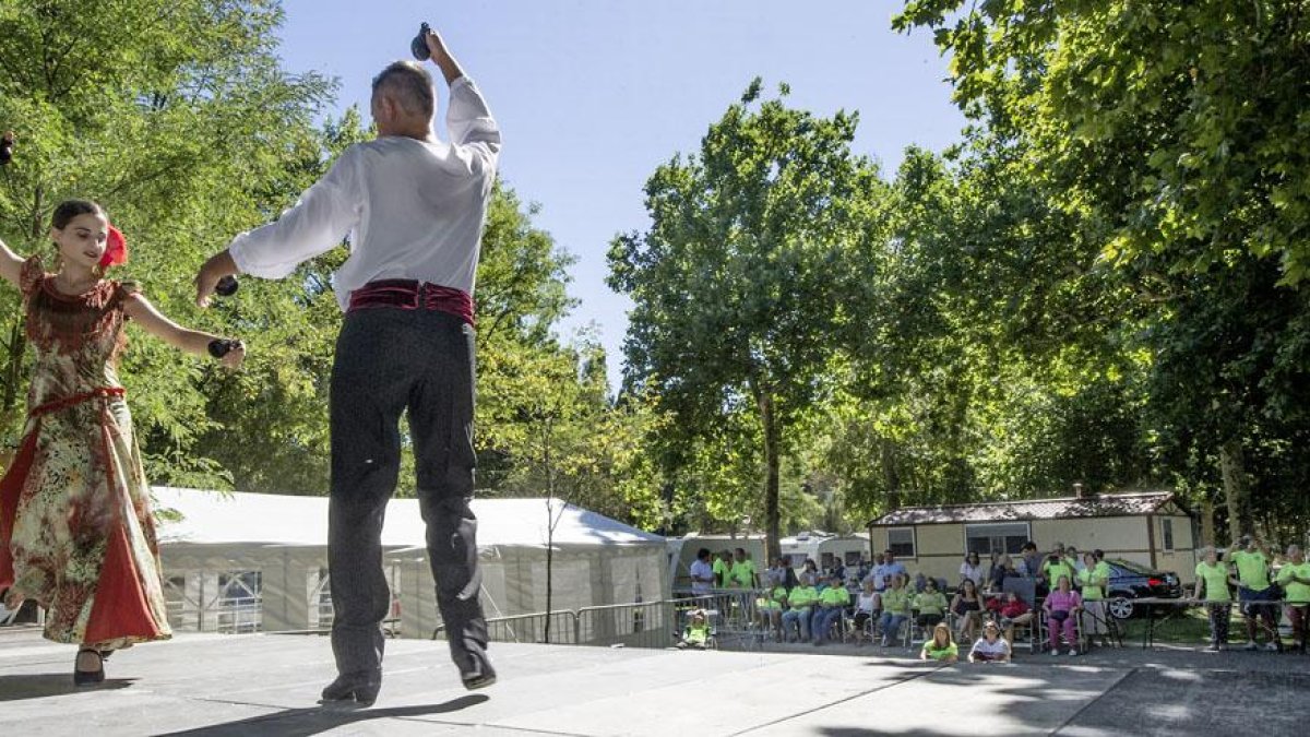 La cita se cerró con una actuación de la Asociación de Ballet Clásico y Español Scherezade de la que disfrutaron todos los socios del club.-ISRAEL L. MURILLO