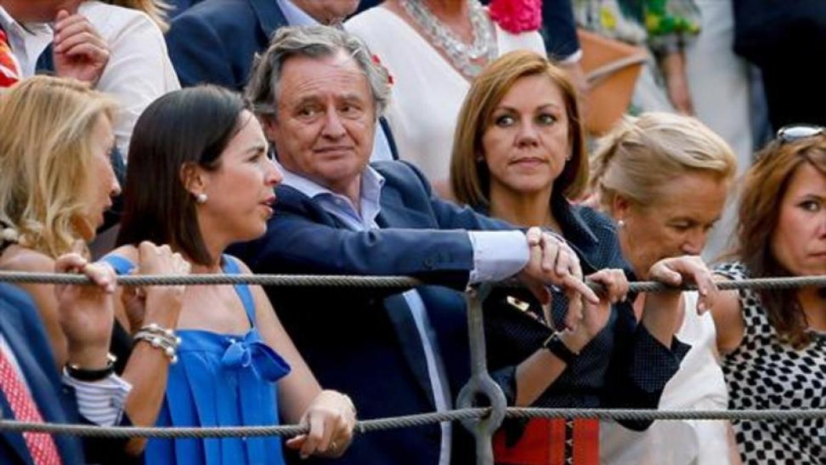 María Dolores de Cospedal y su esposo, Ignacio Lópezdel Hierro, en los toros.-EFE / JUANJO MARTÍN