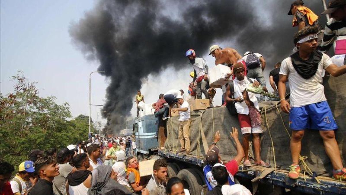 Colombianos tratan de salvar ayuda humanitaria para Venezuela en Cúcuta.-AFP