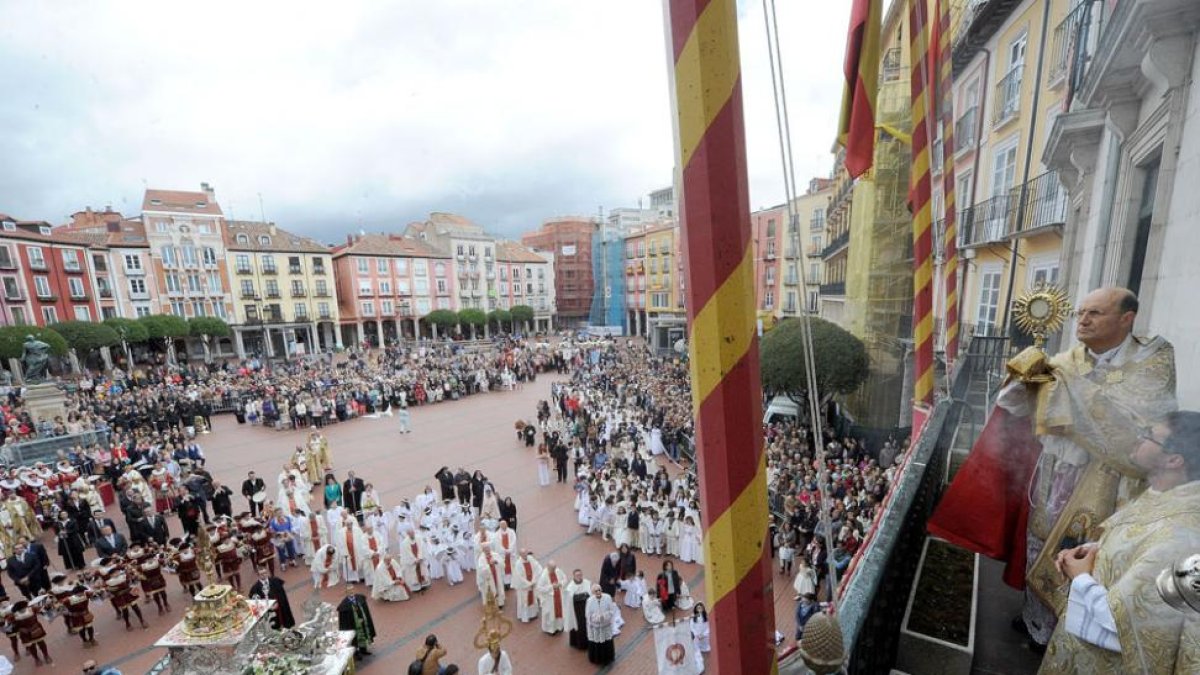 El arzobispo Fidel Herráez porta la Sagrada Forma hasta el balcón del Ayuntamiento.-ISRAEL L. MURILLO