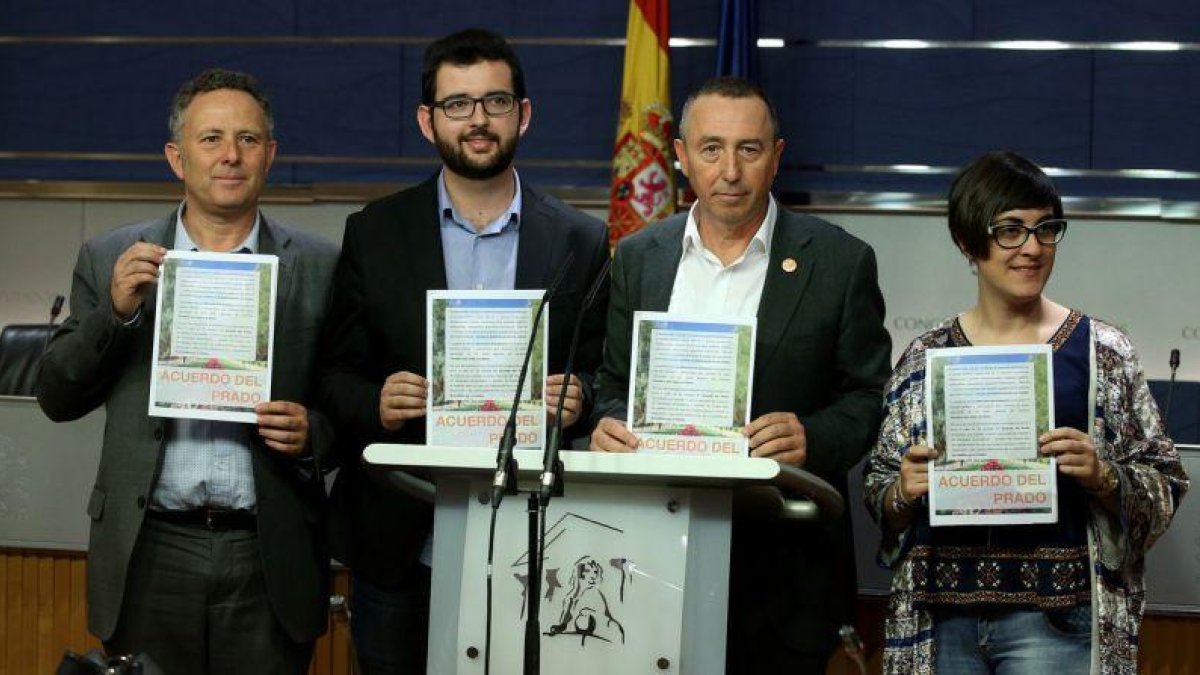 Los diputados de Compromís en el Congreso, en una rueda de prensa.-JOSE LUIS ROCA