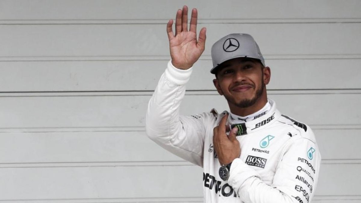 Lewis Hamilton celebra su 11ª 'pole' de la temporada.-AFP / MIGUEL SCHINCARIOL