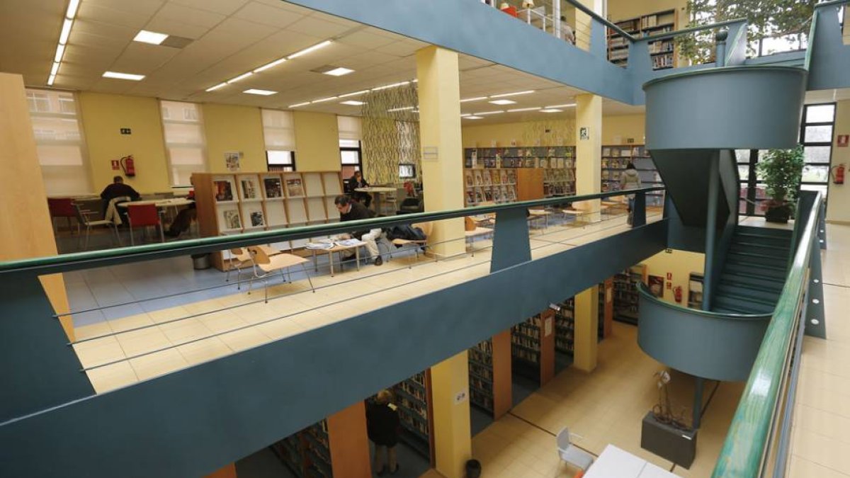 Interior de la biblioteca Gonzalo de Berceo.-ISRAEL L. MURILLO