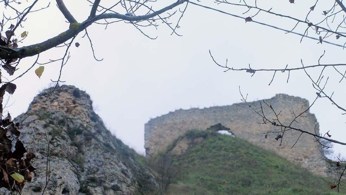 Las ruinas del Castillo contemplan la comarca desde lo alto.-ECB