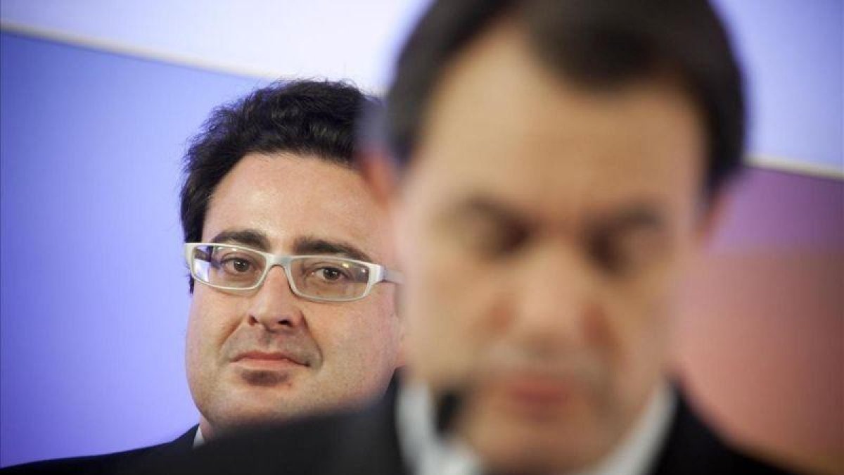 David Madí, en diciembre del 2010, tras la figura de Artur Mas.-FERRAN NADEU