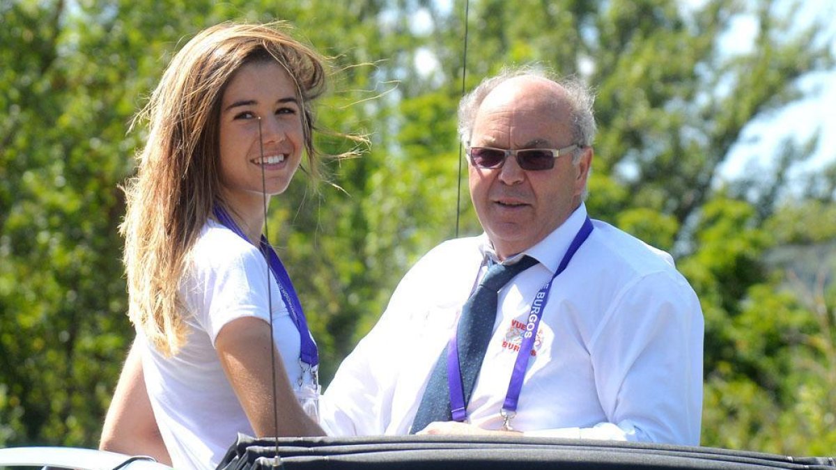 Sara Martín en uno de los coches de la organización de la Vuelta a Burgos junto a Marcos Moral, el director general de la ronda provincial-R. ORDÓÑEZ