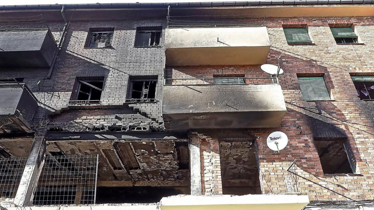 Aspecto que presentaba ayer el inmueble donde se produjo la explosión.-T. S.