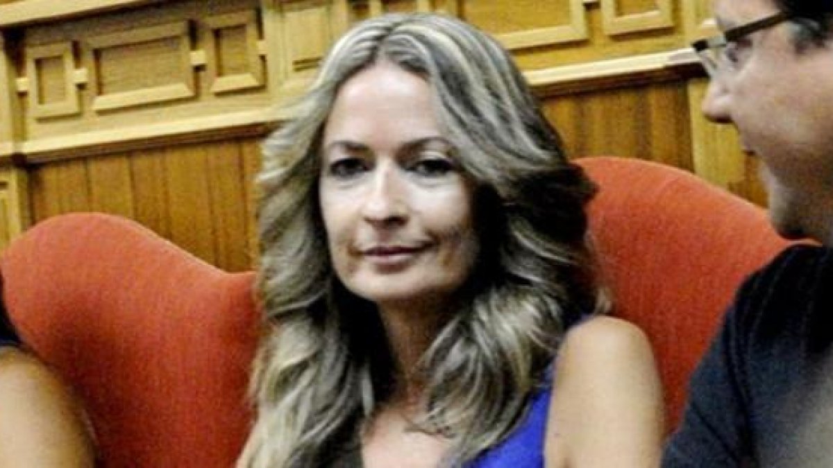 La exconcejala de Los Yébenes Olvido Hormigos, durante un pleno celebrado en el Ayuntamiento en septiembre del 2012.-EFE / PÉREZ HERRERA