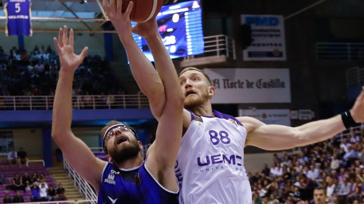 Hermanson, uno de los mejores del San Pablo anoche, lucha por un balón en el polideportivo Pisuerga. J. M. LOSTAU