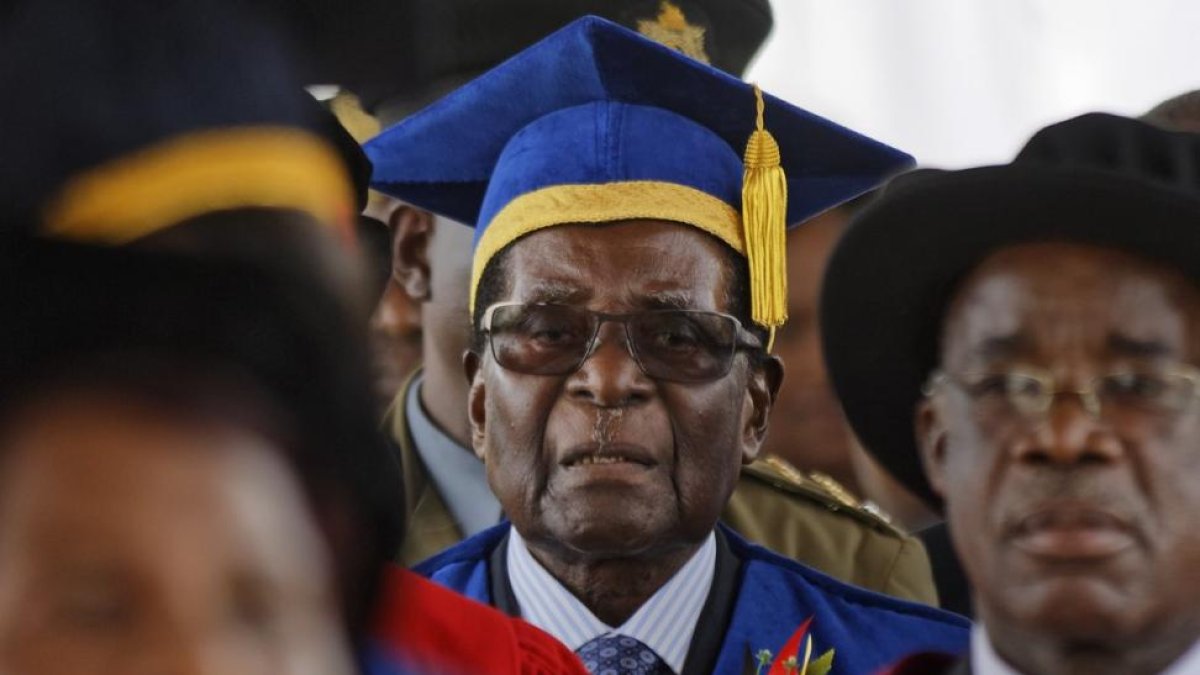 El presidente de Zimbabue reaparece en público en un acto de graduación en la capital del país, Harare.-/ AP / BEN CURTIS (AP)