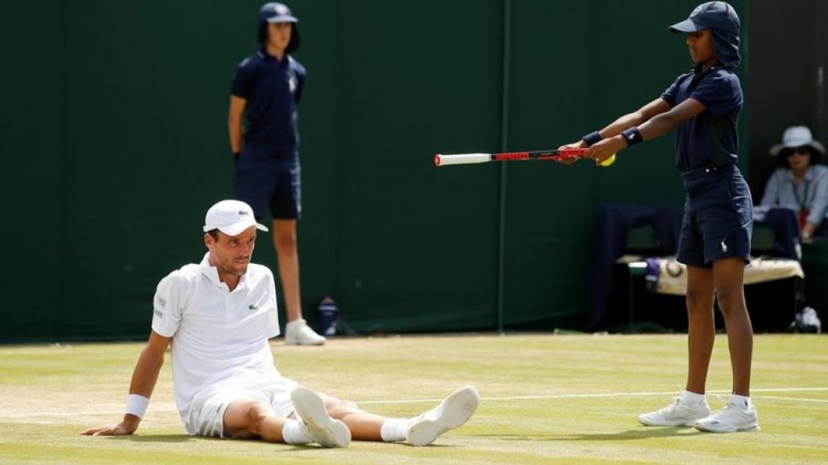 Roberto Bautista, en el suelo, en su partido ante Nishikori.-REUTERS / ANDREW COULDRIDGE