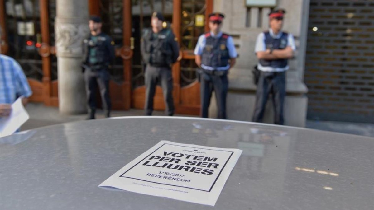 Cartel pro-referendúm frente a la Conselleria-FERRAN SENDRA