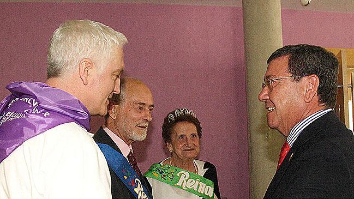 Rico departió con el personal y los Reyes de las Fiestas de este año.-G. G.