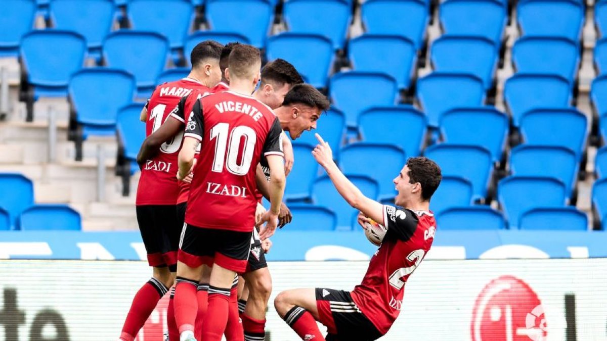 Los jugadores del Mirandés celebran uno de los goles conseguidos en el Reale Arena. LALIGA