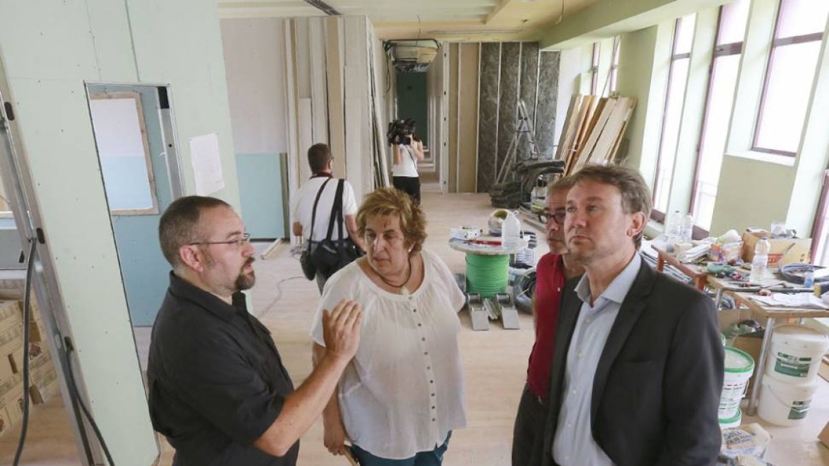 El alcalde y la concejal de Juventud visitaron ayer el inmueble en rehabilitación junto a los técnicos municipales y personal de la adjudicataria.-RAÚL G. OCHOA