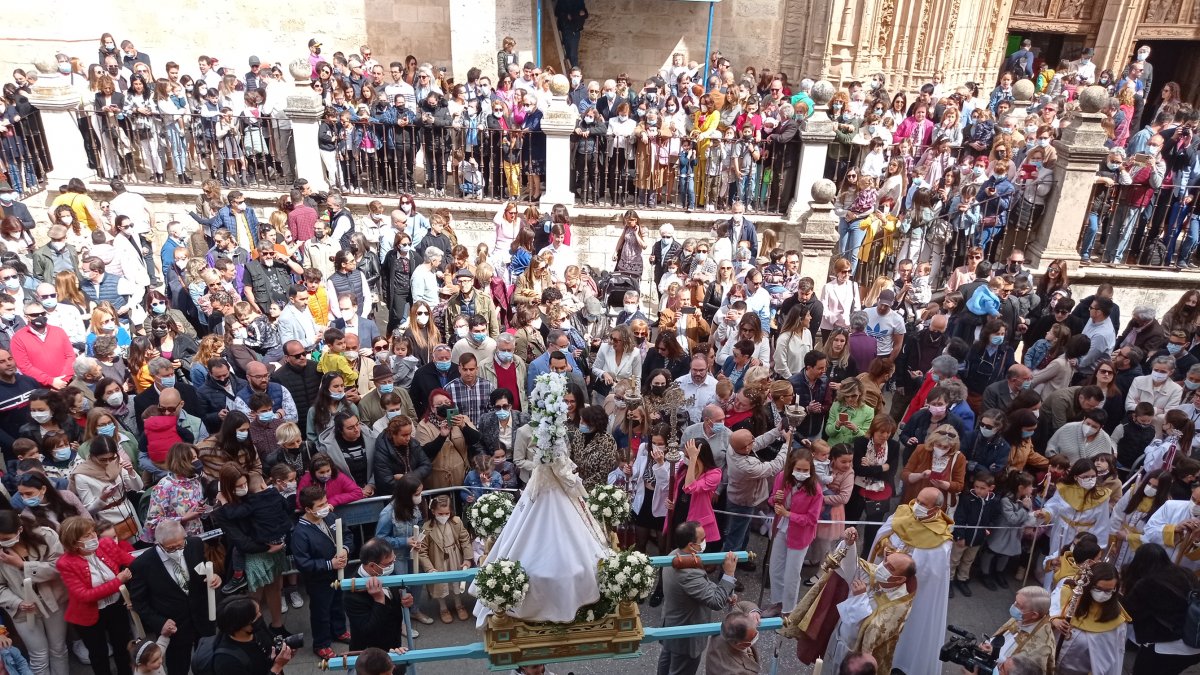 Arandinos y turistas disfrutan con las procesiones de Aranda. Scribo.