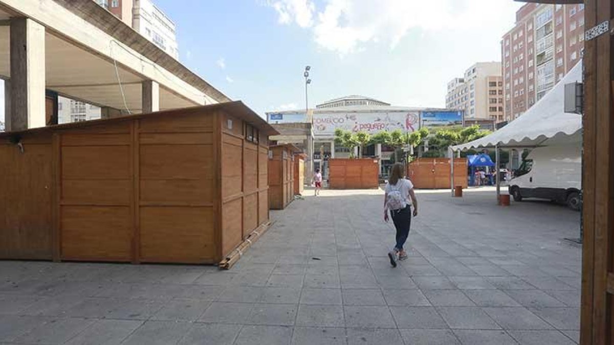 La plaza España luce ya la imagen típica de las fiestas de San Pedro.-RAÚL G. OCHOA