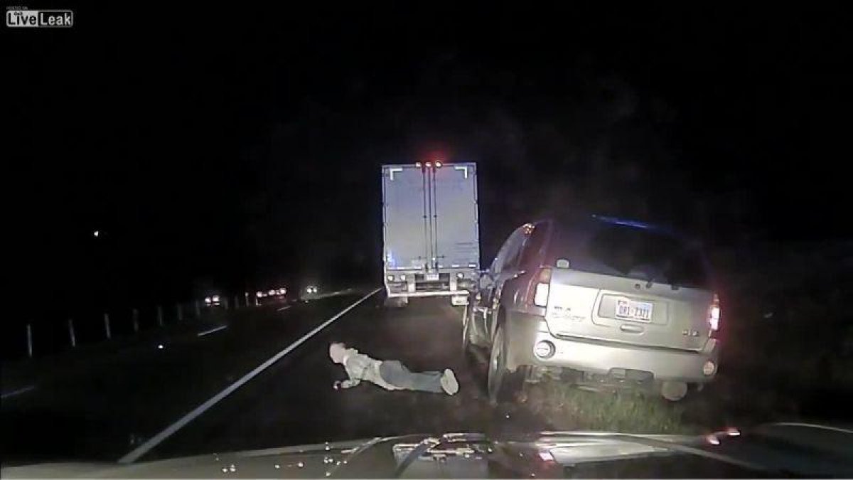Momento en que un policía de Alabama dispara a un hombre que sacaba la cartera de la mano.-YOUTUBE