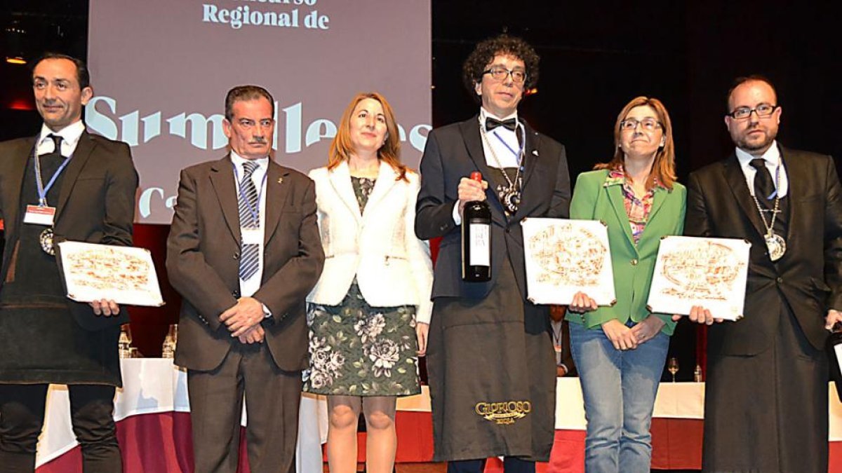 Los ganadores posaron con la alcaldesa de Aranda, Raquel González (segunda por la derecha).-ECB