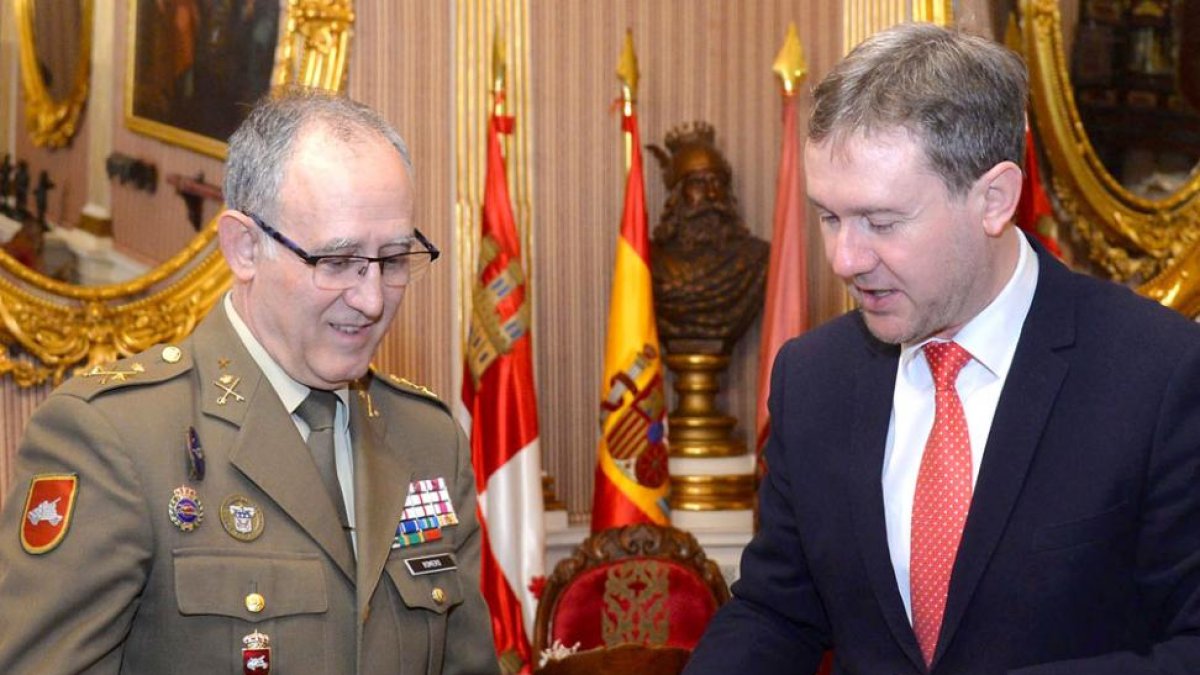 El general Romero Carril con el alcalde Javier Lacalle.-ICAL