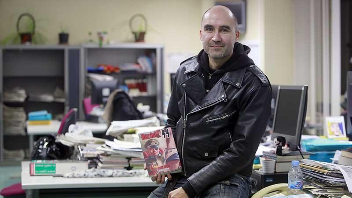 Daniel Ortega sujeta su novela, con portada del dibujante Antonio Gil, que ya está en librerías, aunque se presentará en la Feria del Libro.-Raúl Ochoa