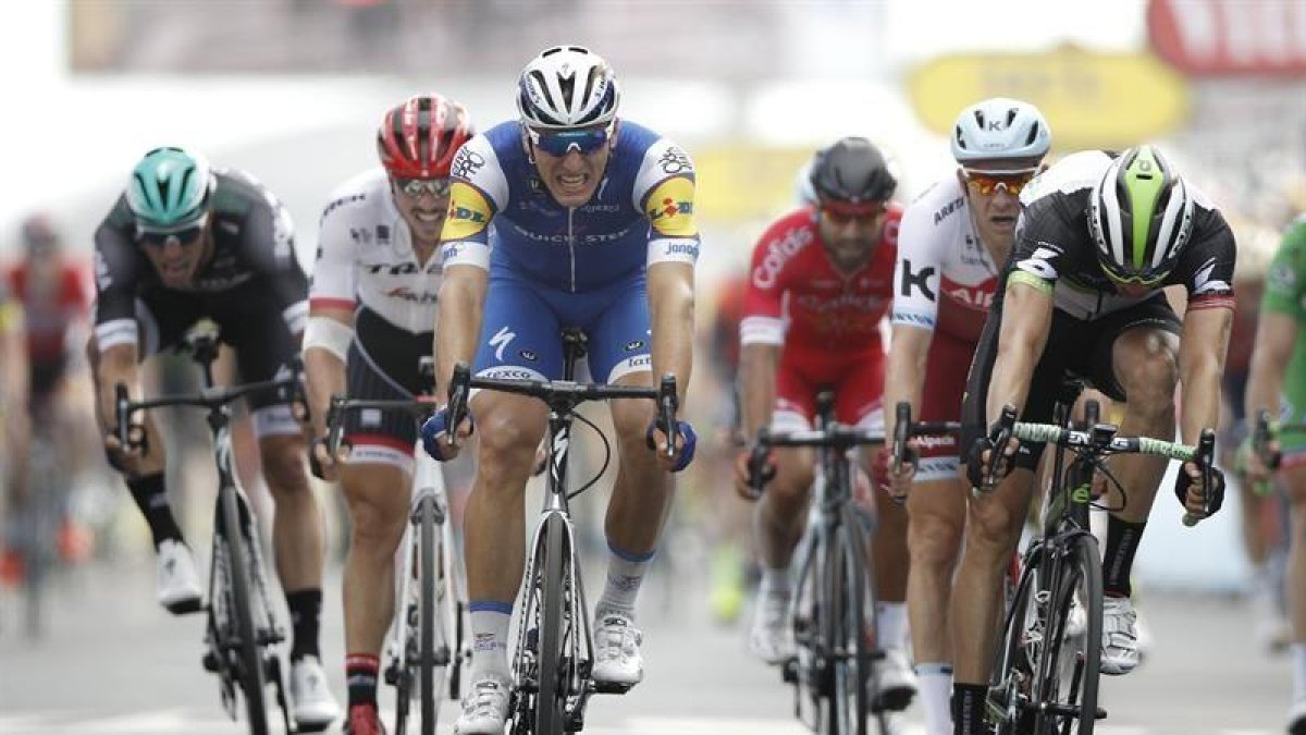El ciclista alemán del equipo Quick Step Floors Marcel Kittel (c), llega vencedor a la meta durante la séptima etapa del Tour de Francia, en un carrera de 213.5 km entre las localidades de Troyes y Nuits-Saint-Georges (Francia).-EFE