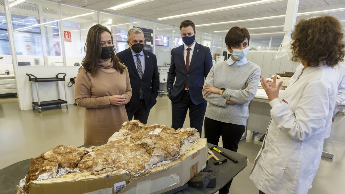 La ministra Isabel Rodríguez durante su visita al Cenieh. SANTI OTERO