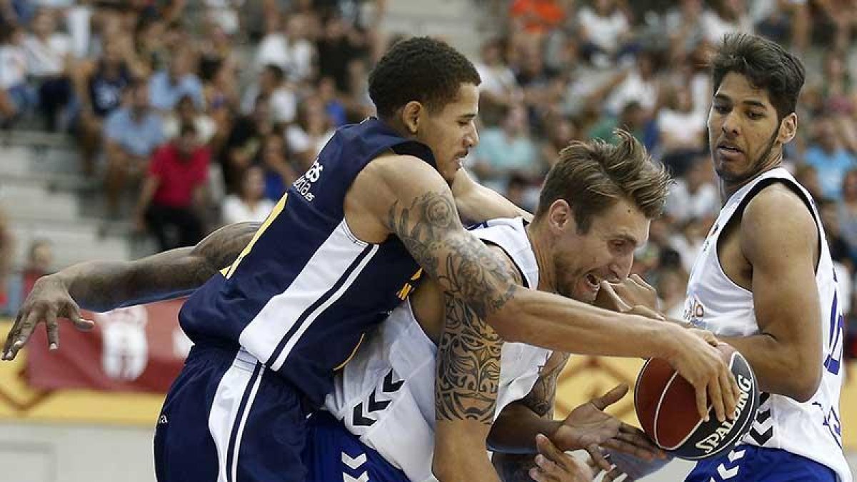Javi Vega postea en un partido.-ACB