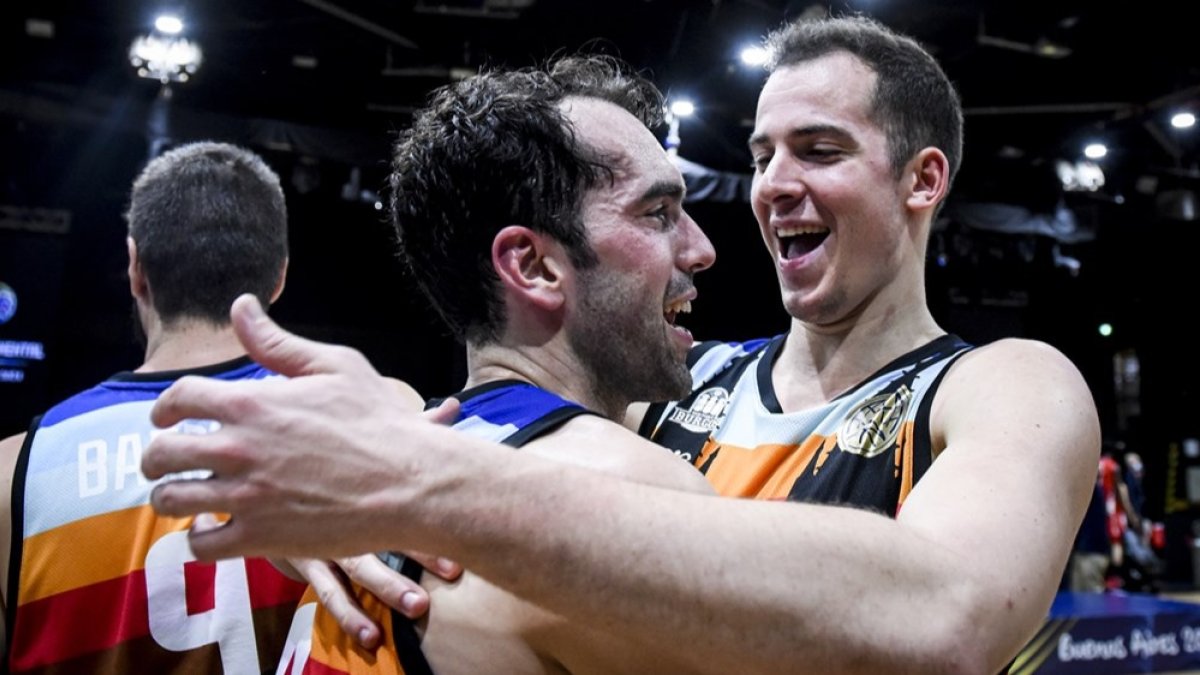 Benite festeja el título con Salvó. FIBA