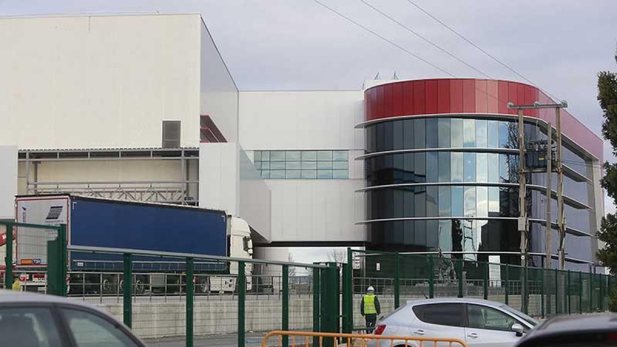 La fábrica sigue en proceso de remate de las obras, como se aprecia en la fotografía tomada ayer.-RAÚL OCHOA