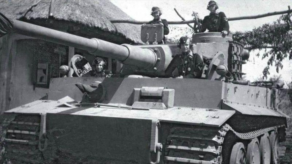 Soldados alemanes en un carro de combate durante la segunda guerra mundial.-ARCHIVO