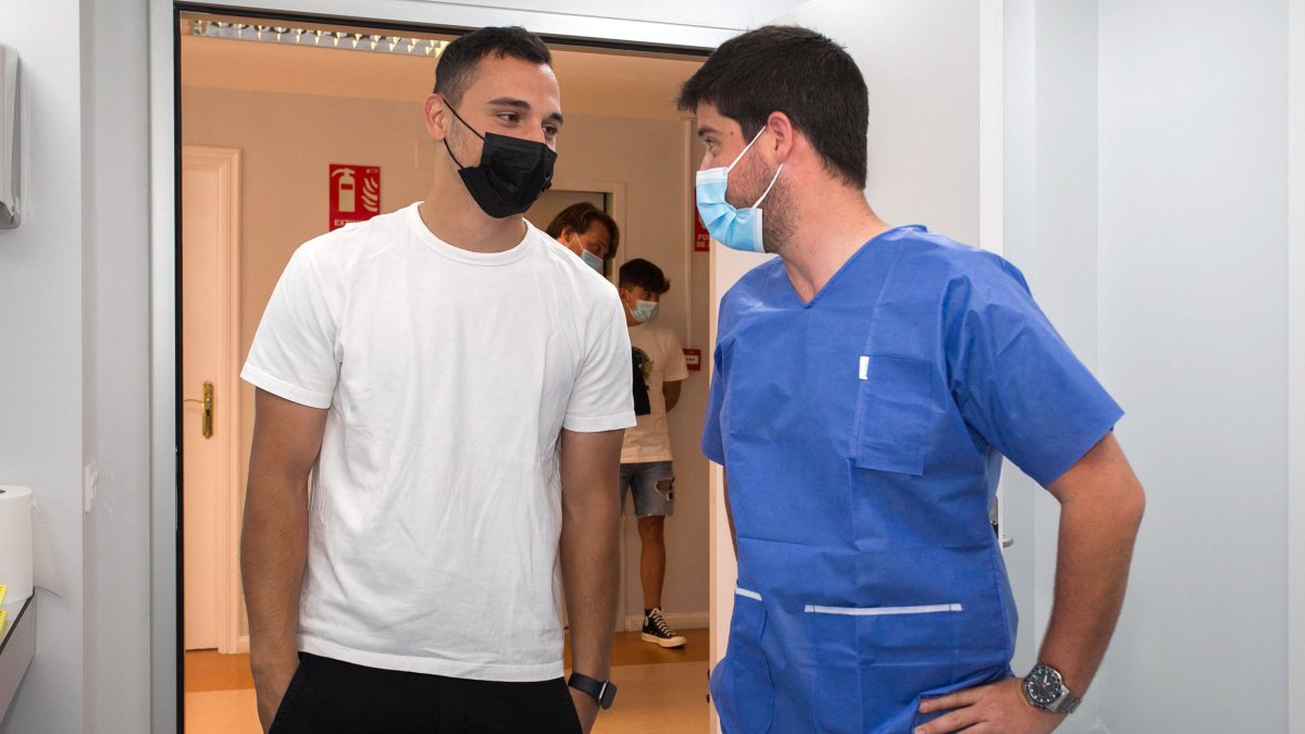 Alfonso Herrero charla con el doctor Antonio Rodríguez durante las pruebas médicas realizadas en Recoletas. TOMÁS ALONSO