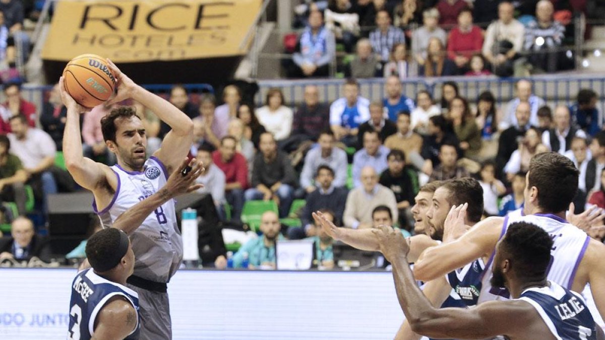 Benite trata de filtrar un pase a la pintura en el choque de ayer.-Israel L. Murillo