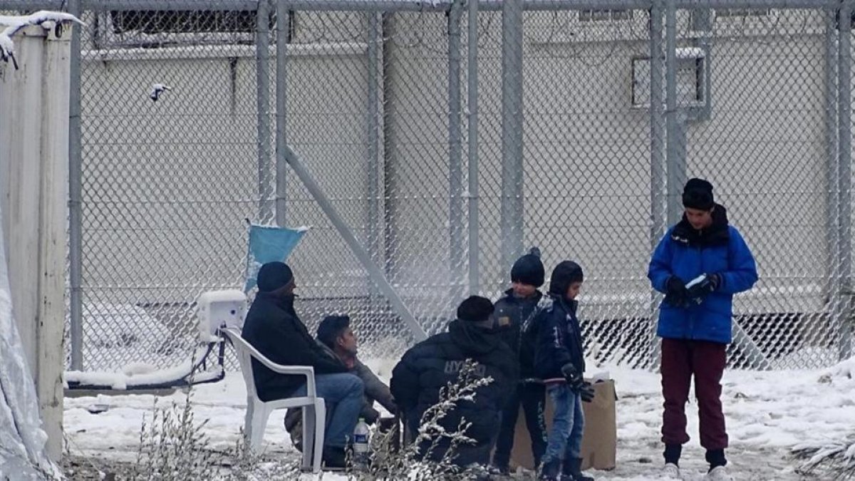 Una familia en el campo de refugiados de Moria.-EFE /STRATIS BALASKAS