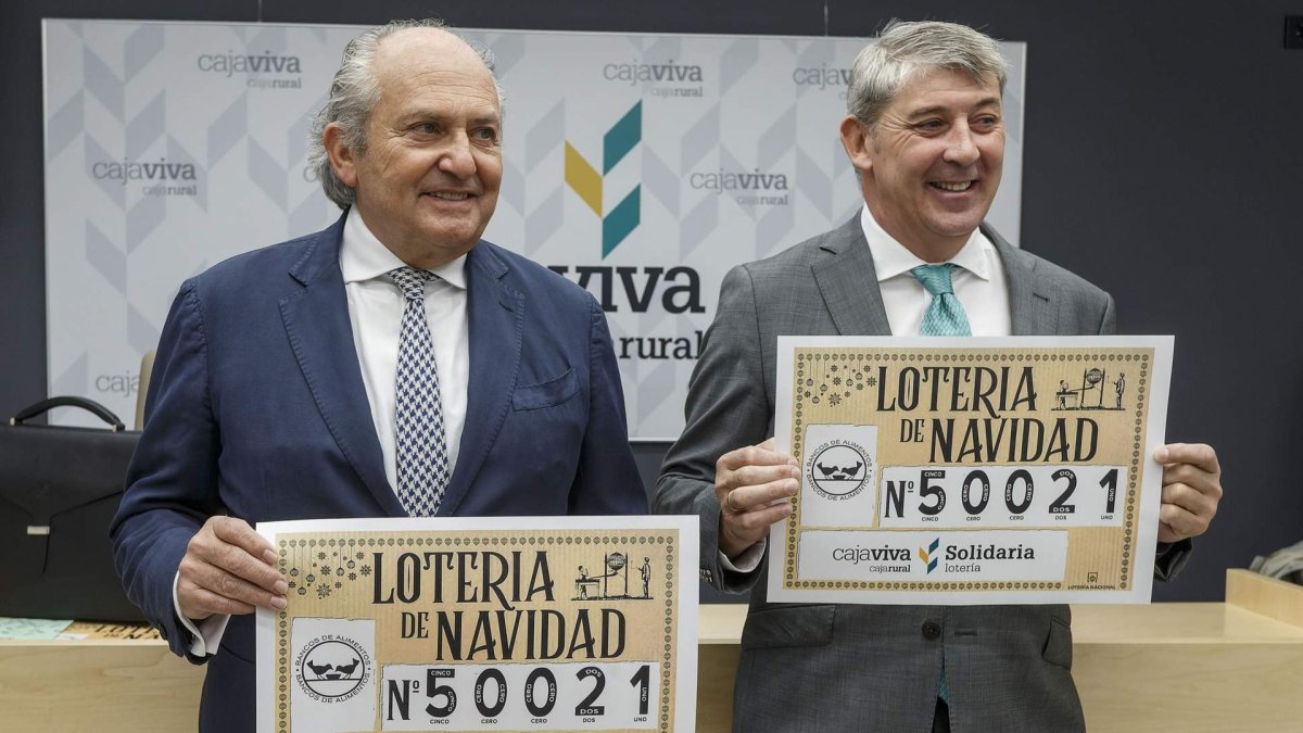 El presidente del Banco de Alimentos de Burgos, Julián Martínez Pantoja, y el presidente de Cajaviva Caja Rural, Jesús María Hontoria, con el número de la lotería nacional que será donativo para el Banco. SANTI OTERO