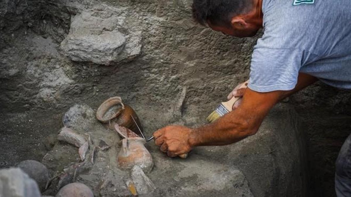 Un arqueólogo trabaja en los nuevos hallazgos en Pompeya.-CESARE ABBATE