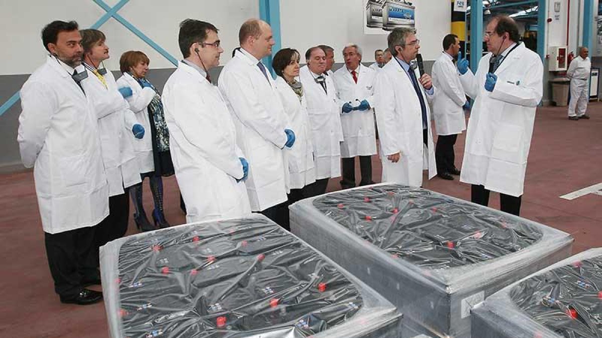 A la derecha, JuanVicente Herrera durante una visita a la fábrica Johnson Controls.-RAÚL G. OCHOA