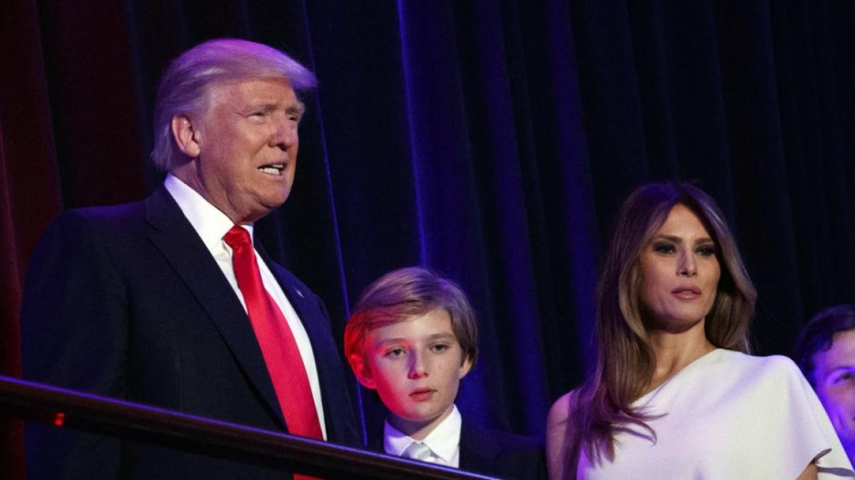 Donald Trump, su esposa Melania y su hijo Barron.-EVAN VUCCI / AP