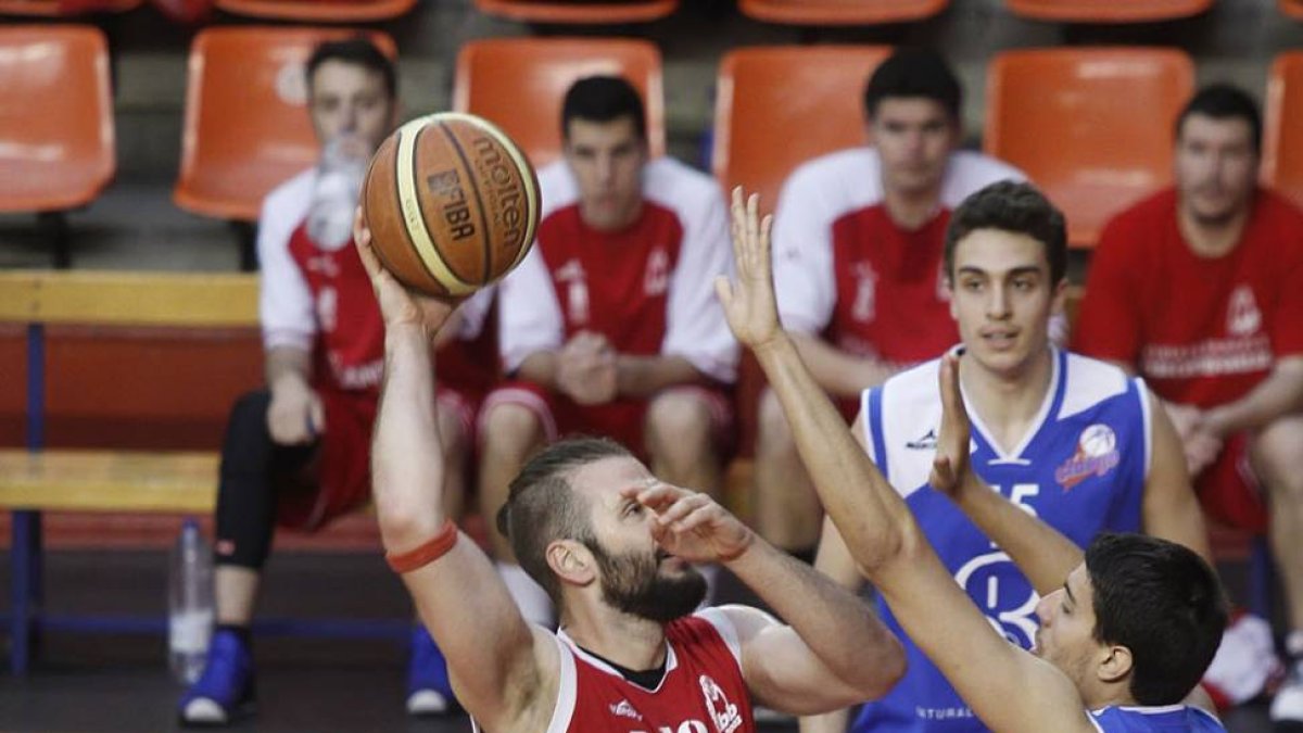 Luis Moro arma el gancho ante el jugador del Natural Rioja García.-SANTI OTERO