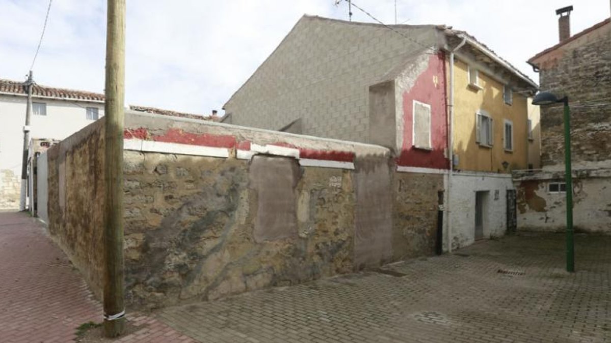 Imagen de una de las casas que hubo quo e derribar a causa de las filtraciones de agua.-RAÚL G. OCHOA