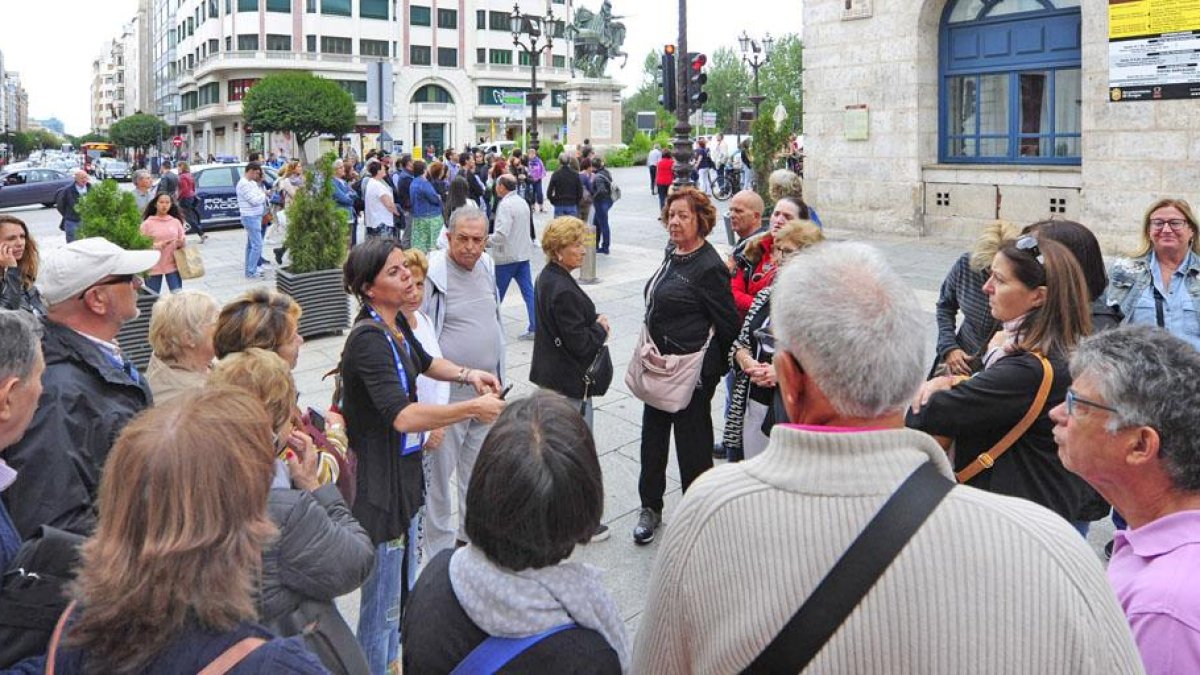 Imagen de un grupo de turistas en la ciudad durante una visita guiada. / ECB