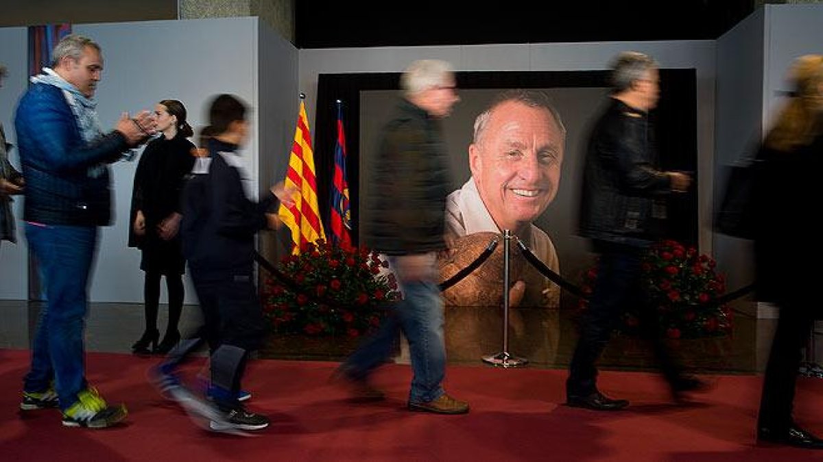 Los aficionados recuerdan el importante papel de Johan Cruyff para el mundo del fútbol.-