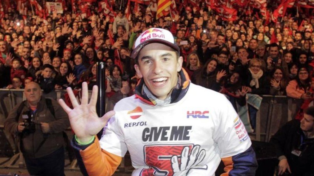 Marc Márquez celebra sus cinco títulos en Cervera, su pueblo.-REPSOL-HONDA MEDIA