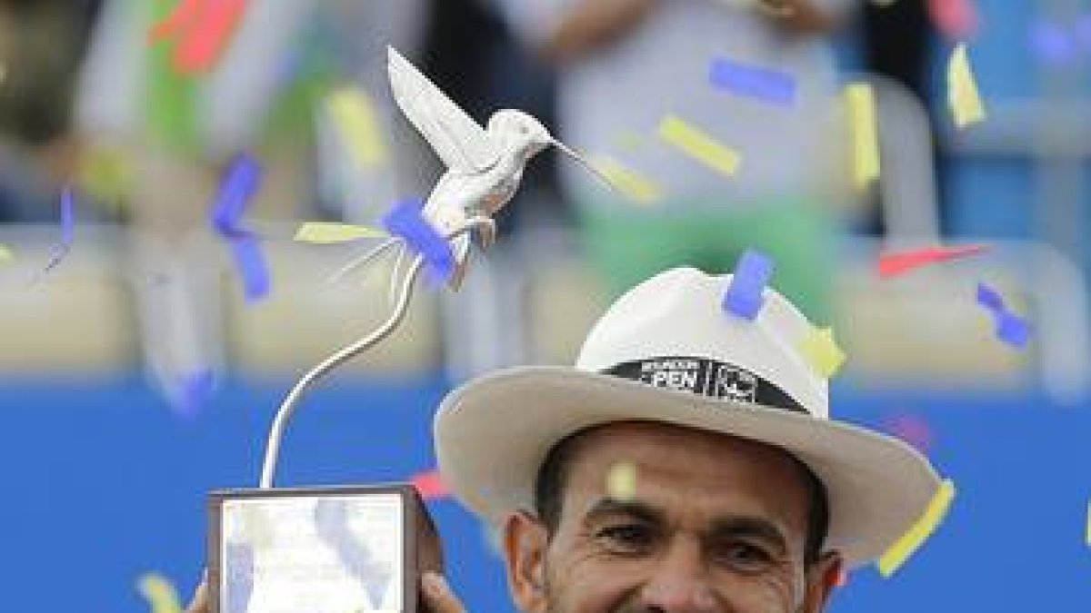 El dominicano Víctor Estrella, con el trofeo de campeón del Abierto de Ecuador.-Foto: AP/ DOLORES OCHOA