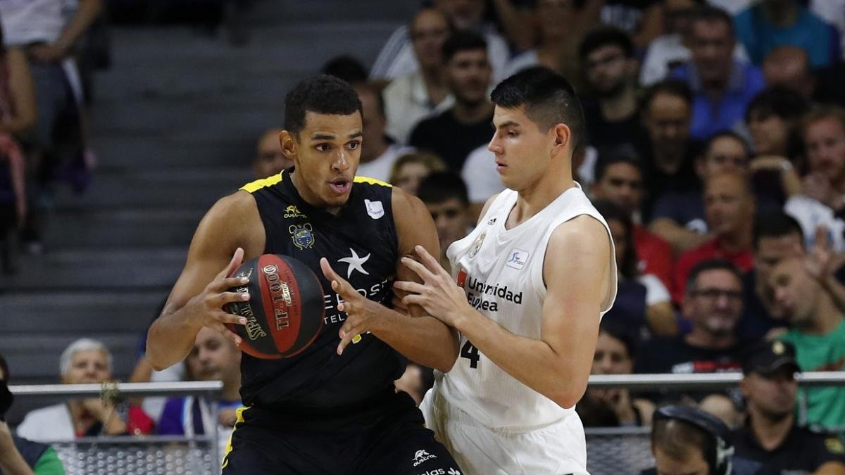 Saiz postea ante el jugador del Madrid Deck.-ACB PHOTO / A. MARTÍNEZ
