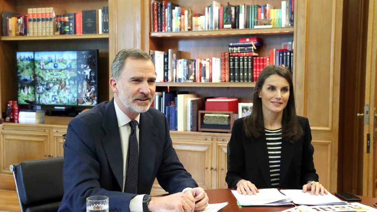 Los Reyes durante una vídeoconferencia este jueves. CASA REAL