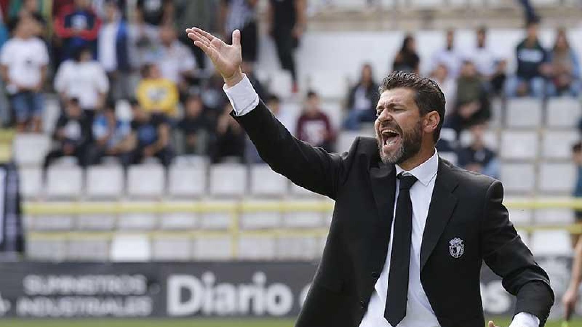 Fernando Estévez da instrucciones a sus hombres durante un encuentro en el partido.-SANTI OTERO